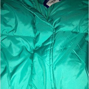 Size 8 puffer jacket with tags. It doesn't fit my daughter.